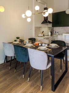 a kitchen with a dining room table and chairs at Apartament w centrum Rzeszowa - Grodzisko in Rzeszów