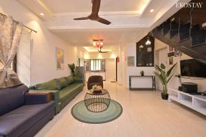 salon z kanapą i stołem w obiekcie EKOSTAY - Hill View Villa w mieście Lonavla