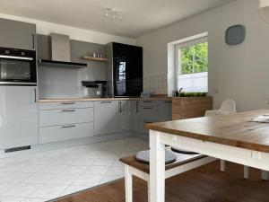Dapur atau dapur kecil di Strandlächeln Lodge - Ferienwohnung mit 2 Schlafzimmern