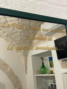 a window with a verse on a wall at Semplice Dimora Ostuni in Ostuni