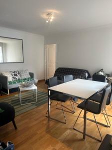 a living room with a table and a couch at Elysée Darcy - Devosge hyper centre ,Liberté Gare - ville in Dijon