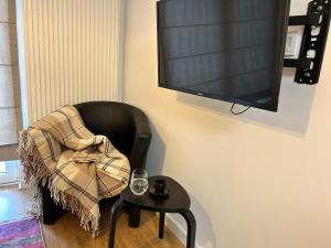 Televízia a/alebo spoločenská miestnosť v ubytovaní Apartments Bliska Residence