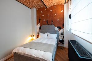 a bedroom with a bed with birds on the wall at Ecletico Villa in Bucharest +124 photos
