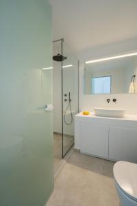 Un baño de Villa Manhattan by Mykonos Mood 34 fotos más