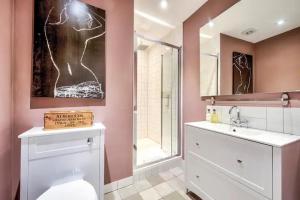 a bathroom with a toilet and a sink at West End Holiday Homes in Glasgow +4 photos