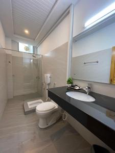 Royal Luxus في Nathia Gali: حمام مع مرحاض ومغسلة ودش