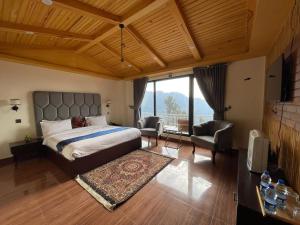 Royal Luxus في Nathia Gali: غرفة نوم بسرير كبير ونافذة كبيرة