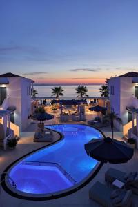 Bazén v ubytování Icon Suites by the sea nebo v jeho okolí