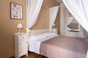 una camera da letto con un letto bianco e una finestra di Dimora Lorè a Polignano a Mare