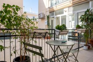 un patio con tavolo e sedie su un balcone di Dimora Lorè a Polignano a Mare