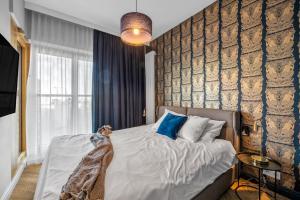 Posteľ alebo postele v izbe v ubytovaní VipWarsawApartments Sapphire Mennica Residence
