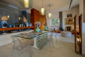 a dining room with a table and chairs at Villa Olimpia in Mondello