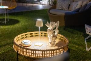 a table in a living room with a lamp and a couch at Villa Olimpia in Mondello