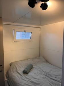 Ένα ή περισσότερα κρεβάτια σε δωμάτιο στο Houseboat Oslo NS005