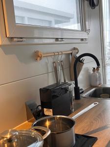 Η κουζίνα ή μικρή κουζίνα στο Houseboat Oslo NS005