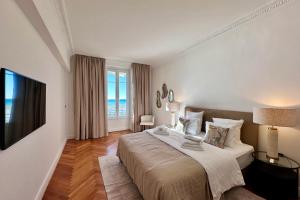 Un dormitorio con una cama grande y una ventana grande en QUAI PROMENADE VIEW Balcony with breathtaking view, en Niza