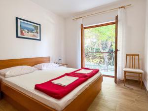 En eller flere senge i et værelse på Niko Apartments