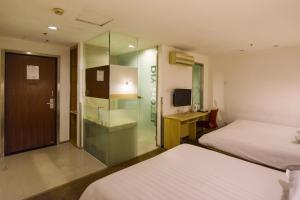 Motel Shanghai Pudong Lianyang New International Expo Centre tesisinde bir odada yatak veya yataklar