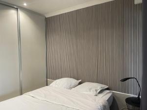 Ένα ή περισσότερα κρεβάτια σε δωμάτιο στο Appartement Nîmes A