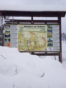 a sign on a fence in the snow at Ferienhaus Storchennest in Hohnstein