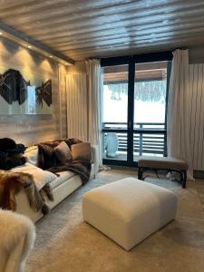 a living room with a couch and a large window at TORRE OROLOGIO Direttamente sulle piste in Sestriere