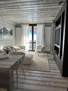 a living room with a couch and a table at TORRE OROLOGIO Direttamente sulle piste in Sestriere