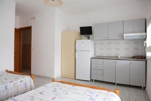 Kuchyň nebo kuchyňský kout v ubytování Flora Rooms