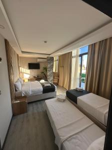 Кровать или кровати в номере Grand Özer Hotel