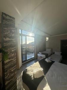 Кровать или кровати в номере Grand Özer Hotel