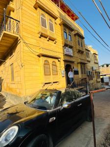 El barrio en el que está el hotel o un barrio cercano