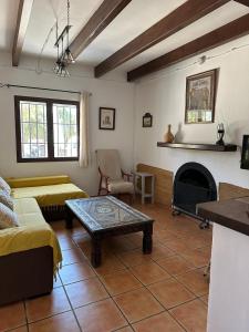 ein Wohnzimmer mit Tisch und Kamin in der Unterkunft La Zenia in Casabermeja