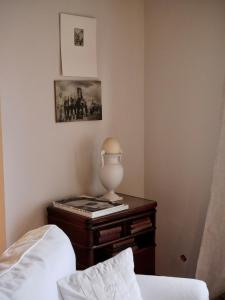 a bedroom with a bed and a table with a lamp at Kunst & Wohnen auf dem Bauernhof in Krefeld