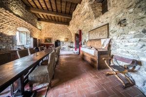 une salle à manger avec une longue table en bois et des chaises dans l'établissement TENUTA CASTEL DELL'AQUILA, à Gragnola 64 autres photos