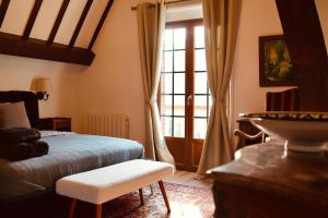 埃特勒塔Normandy Etretat的一间卧室设有床、窗户和水槽