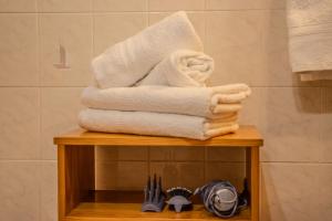 a pile of towels sitting on a table in a bathroom at Vivienda Vacacional Mar y Arena Puerto de Tazacorte in Tazacorte +25 photos