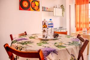 a table with bottles of alcohol on top of it at Vivienda Vacacional Mar y Arena Puerto de Tazacorte in Tazacorte