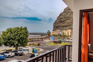a balcony with a view of a city and a mountain at Vivienda Vacacional Mar y Arena Puerto de Tazacorte in Tazacorte