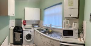 Η κουζίνα ή μικρή κουζίνα στο Comfy One Bedroom Apartment