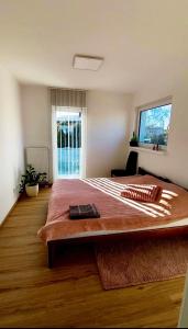 Postel nebo postele na pokoji v ubytování Vila sauna Plzeň apartmány Plzeň Zbůch