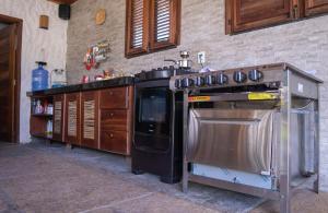 Vila Mani Atins Casa com Piscina的厨房或小厨房