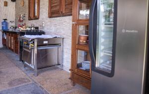 Vila Mani Atins Casa com Piscina的厨房或小厨房