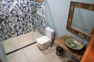 阿廷斯Vila Mani Atins Casa com Piscina的带水槽和马桶的浴室