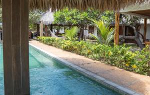 Vila Mani Atins Casa com Piscina内部或周边的泳池