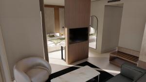 Alizo Comfort Chic Stay Rhodes - Adults Only tesisinde bir televizyon ve/veya eğlence merkezi