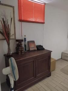 a room with a desk with a telephone and a chair at Garbatella seminterrato in Rome
