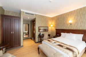 a hotel room with a bed and a desk and a chair at Crestium Taksim Prive & Spa in Istanbul
