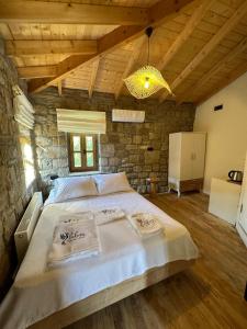 Postel nebo postele na pokoji v ubytování Paleos İmroz