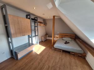 a bedroom with a bed and a bunk room at Bielefeld Zentral Komplette FeWo, 4 Schlafbereiche bis zu 8 Personen in Bielefeld
