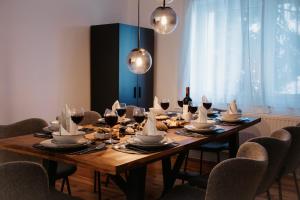 a dining room table with chairs and wine glasses at Luxus Apartment am Bauhausmuseum in Dessau