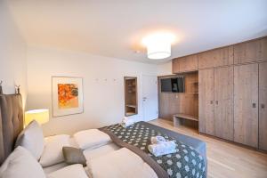 salon z kanapą i telewizorem w obiekcie Apartmenthaus Pastner am Teich w mieście Übelbach